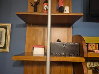 Escritorio y mesita de noche