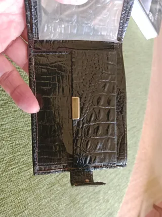 Cartera de piel auténtica de cocodrilo.