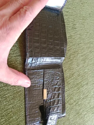 Cartera de piel auténtica de cocodrilo.