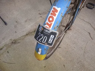 Bicicleta antigua de varillas a restaurar