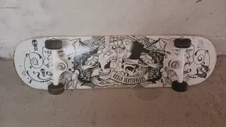 Skate Oxelo con diseño de calaveras