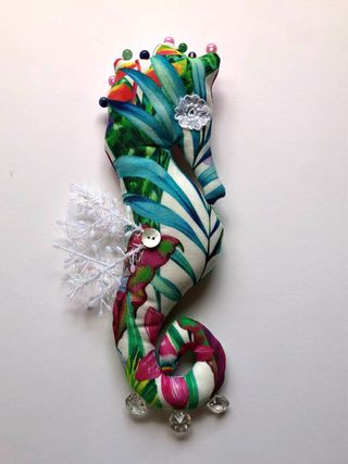 Escultura Caballito de Mar Textil Colorido