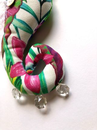 Escultura Caballito de Mar Textil Colorido