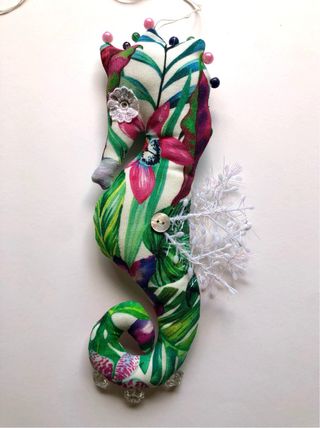 Escultura Caballito de Mar Textil Colorido