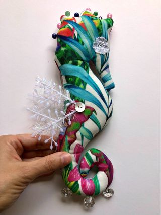 Escultura Caballito de Mar Textil Colorido