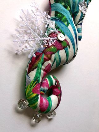 Escultura Caballito de Mar Textil Colorido