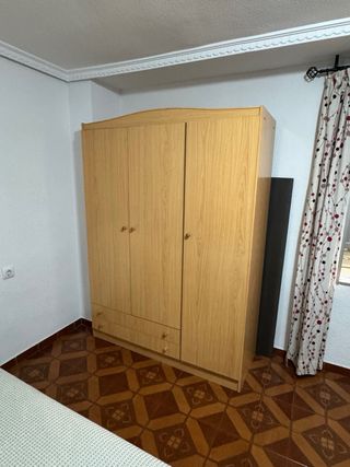 Lote de muebles de piso, camas y armarios