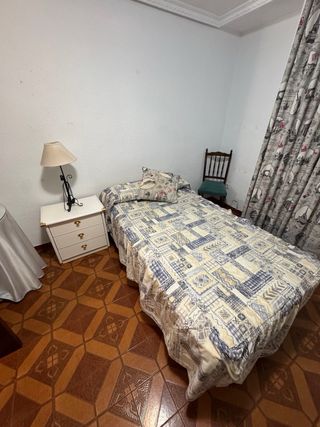 Lote de muebles de piso, camas y armarios