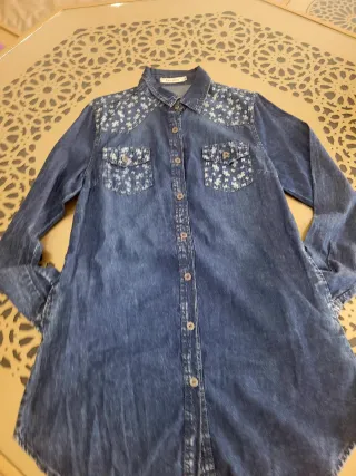 Camisa vaquera con estampado floral