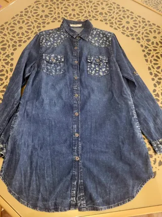 Camisa vaquera con estampado floral