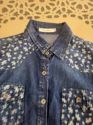 Camisa vaquera con estampado floral