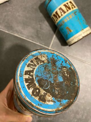 Vecchie lattine di pomata astringente