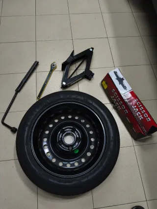 Rueda de recambio y gato