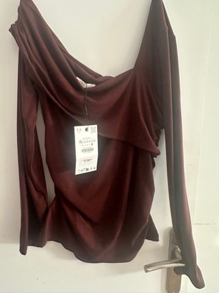 Top asimétrico manga larga marrón color vino