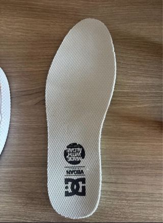 Zapatillas DC Shoes Beige con Flores Amarillas