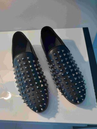 Zapatos de hombre negros con tachuelas