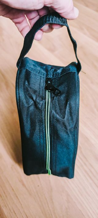 Neceser negro y verde con asa