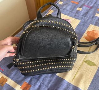 Mochila negra con tachuelas doradas