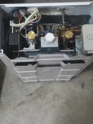 Calentador Cointra Blanco y Dorado 11L Butano.