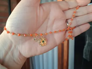 Girocollo cristalli arancioni, charm dorato