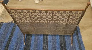 Pantalla de chimenea de metal marrón