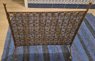 Pantalla de chimenea de metal marrón