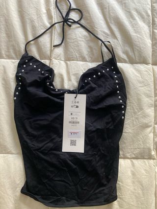 Top Bershka Negro Tachuelas