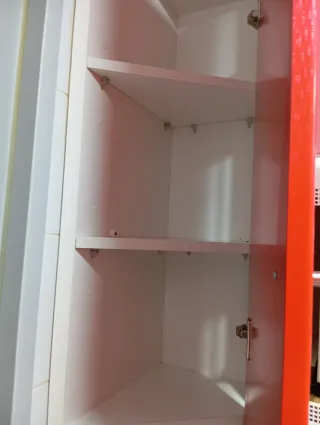 Muebles de cocina rojos y blancos