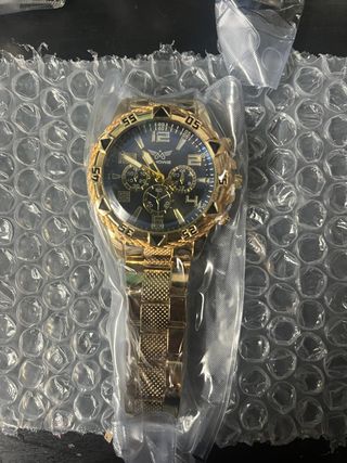 Reloj Moderno Dorado y Negro.