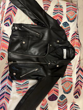 Chaqueta de cuero negra estilo motero