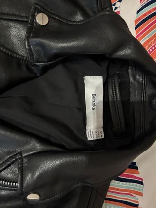 Chaqueta de cuero negra estilo motero