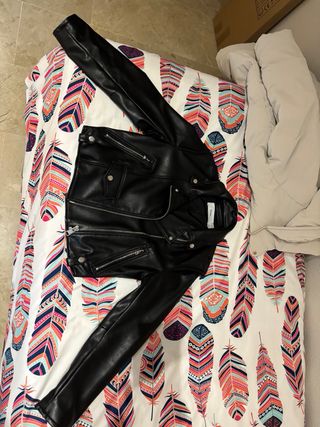 Chaqueta de cuero negra estilo motero