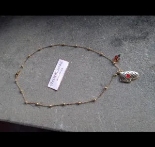 Collana dorata con guanto forno e cristallo