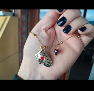 Collana dorata con guanto forno e cristallo