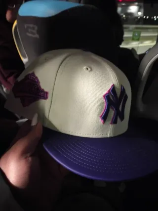 Gorro New Era Beige y Morado