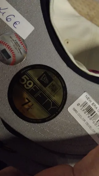 Gorro New Era Beige y Morado