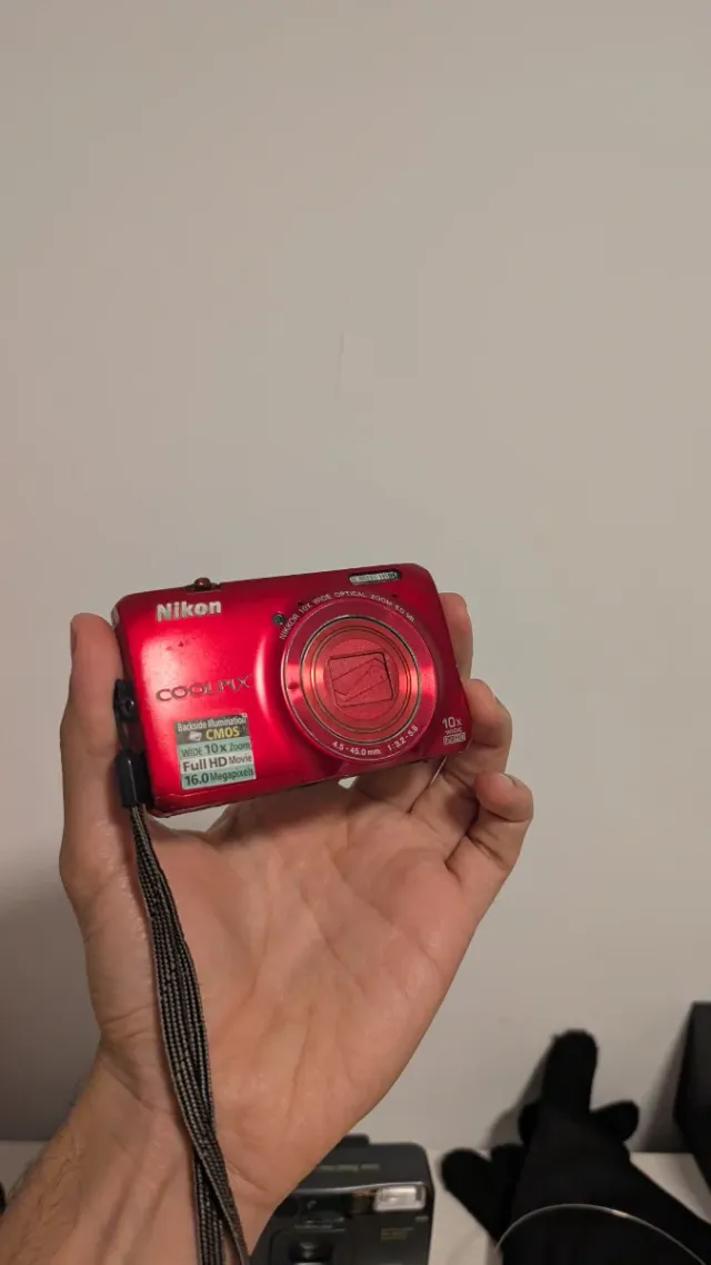 Cámara Nikon Coolpix Roja 16MP