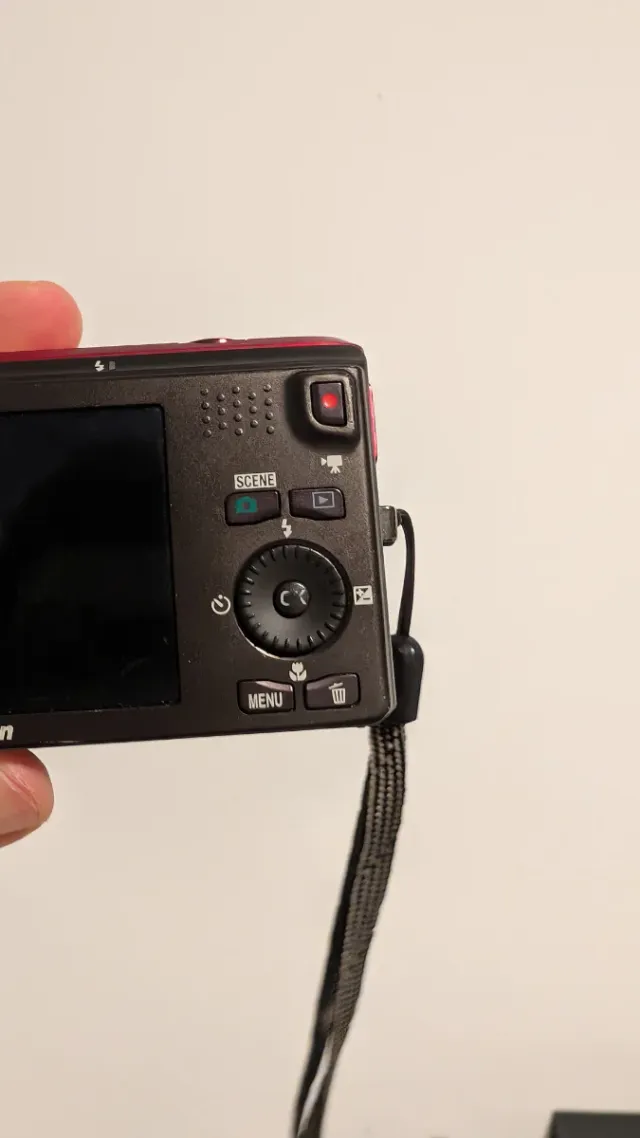 Cámara Nikon Coolpix Roja 16MP