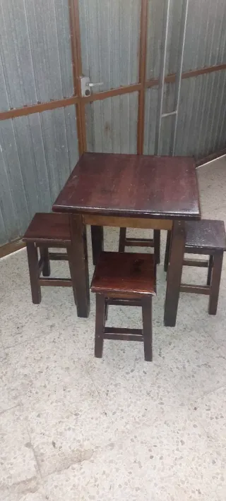1 Mesa de madera maciza de pino con 4 taburetes