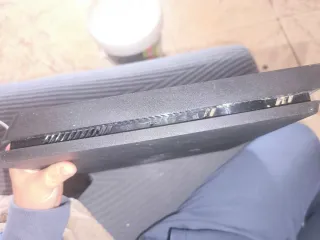 PS4 Slim Negra, con tres mandos, 6 juegos.