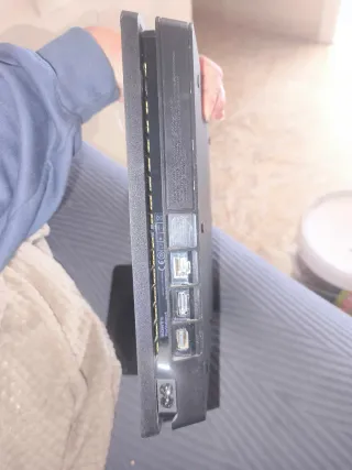 PS4 Slim Negra, con tres mandos, 6 juegos.