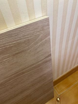 Cabezal de cama de madera color beige y marrón