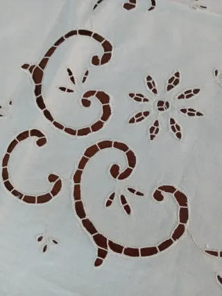 Tovaglia ricamata a mano 180x130 cm