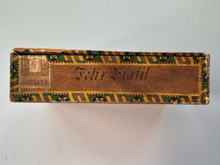 Lotto di 35 vecchie foto e scatola di sigari