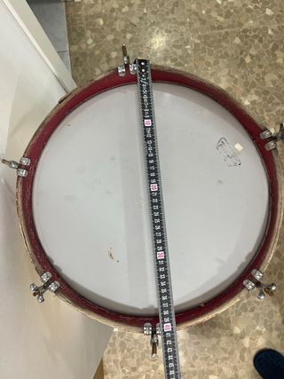 Tambor amarillo con aros rojos