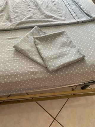 Lenzuola matrimoniali grigio e bianco