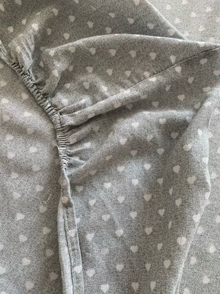 Lenzuola matrimoniali grigio e bianco