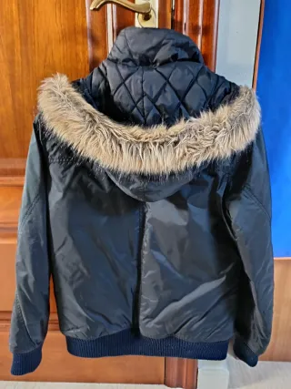 Anorak Roxy chica negro, con capucha quitable.