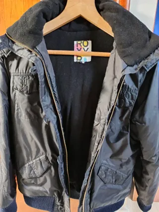 Anorak Roxy chica negro, con capucha quitable.