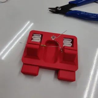 Sujeción para soldar cables